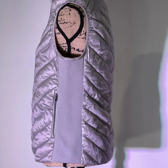 GAP Gray/Silver Primaloft Puffer Vest Size M. Two Front Zipper Pockets. Preloved - Picture 10 of 10